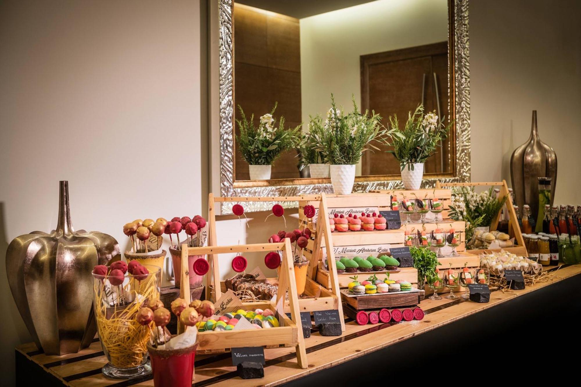 Jw Marriott Absheron Baku Hotel Exterior foto A dessert buffet