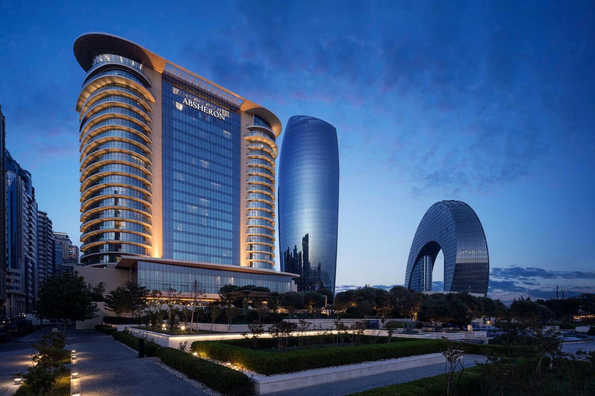 Jw Marriott Absheron Baku Hotel Exterior foto The hotel at dusk